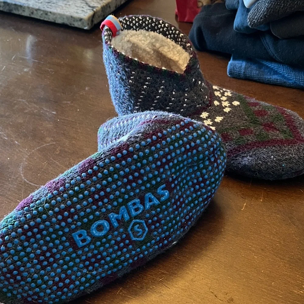 Bombas Gray Knit Cozy Slippers with Patterned Accents - Picture 2 of 4